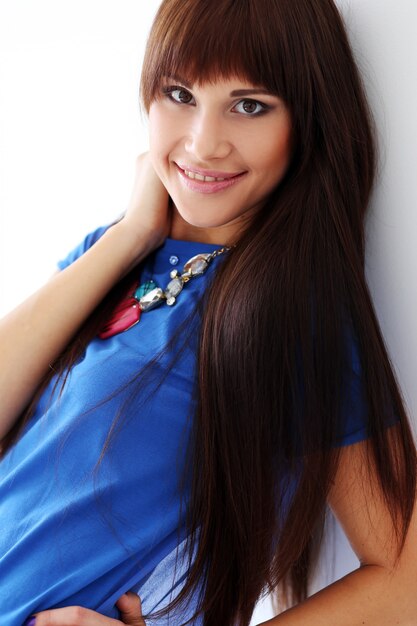 Mujer con camiseta azul y collar