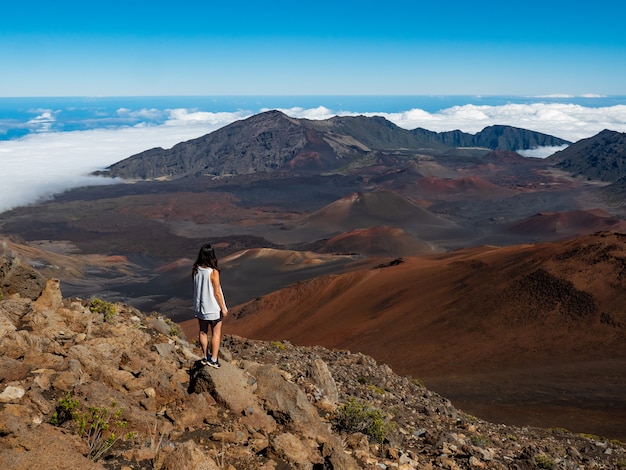 Mujer con camiseta blanca y pantalones cortos azules de pie en Brown Rock Mountain