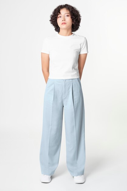 Mujer en camiseta blanca y pantalones sueltos azules moda mínima