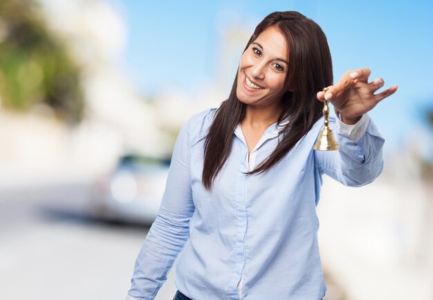 Mujer con una campana dorada