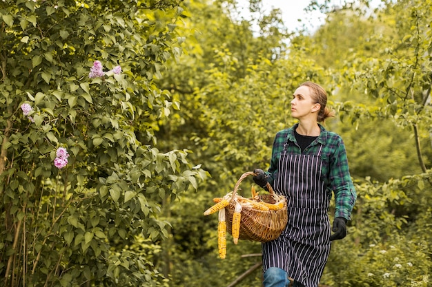 Mujer campesina con una canasta