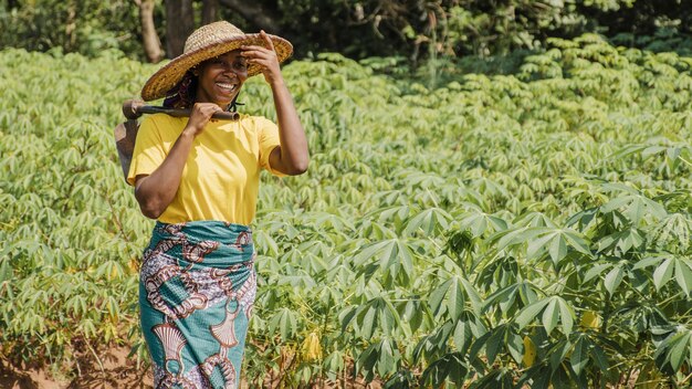 Mujer de campo en el campo