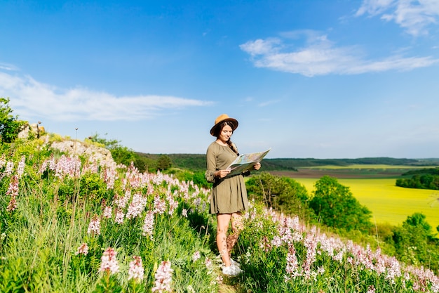 Mujer en campo con mapa