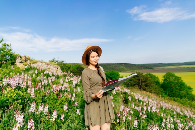 Mujer en campo soleado con mapa