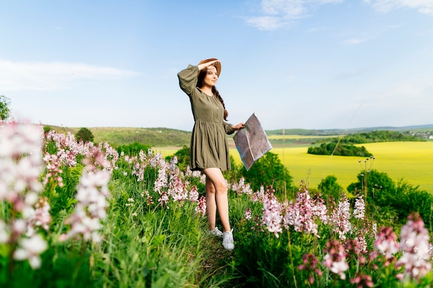 Mujer en campo soleado