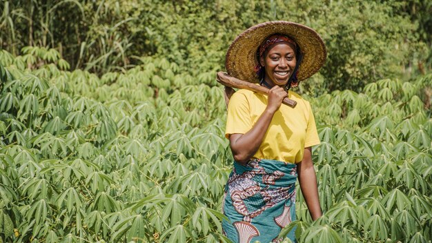 Mujer de campo sonriendo en el campo