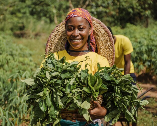 Mujer de campo sosteniendo hojas de plantas