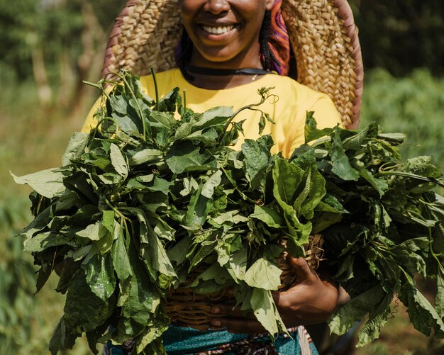 Mujer de campo sosteniendo hojas de plantas