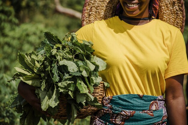 Mujer de campo sosteniendo hojas de plantas