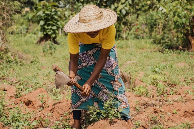 Foto gratuita mujer de campo trabajando el campo