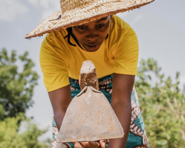 Mujer de campo trabajando el campo