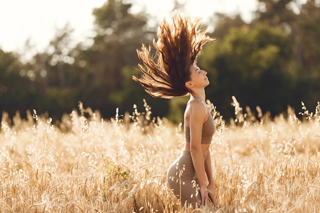 Mujer en un campo de verano. Morena con traje de lunares.