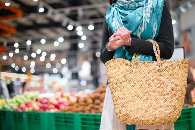 Mujer con canasta en el mercado