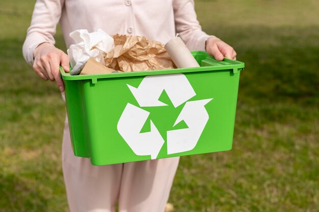 Mujer con una canasta de reciclaje