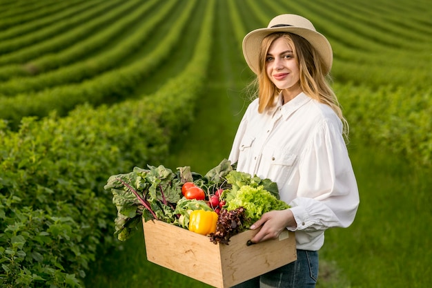 Mujer con canasta de verduras