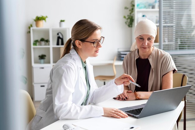 Mujer con cáncer de piel hablando con el médico