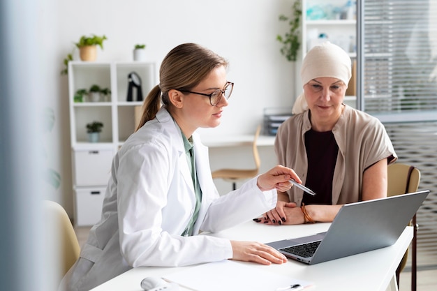 Mujer con cáncer de piel hablando con el médico