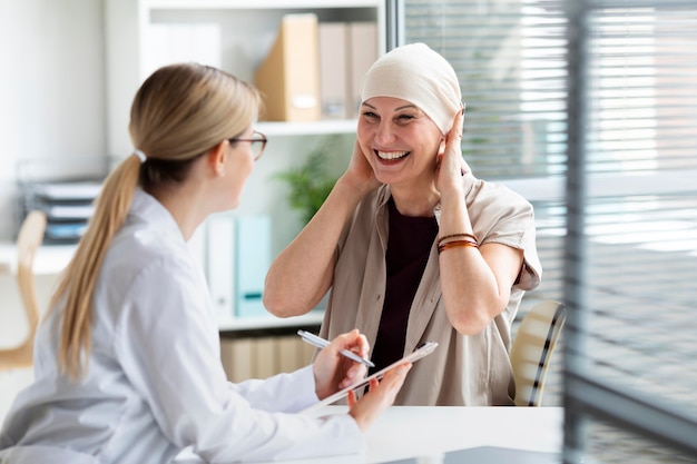 Mujer con cáncer de piel hablando con el médico