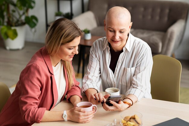 Mujer con cáncer de piel pasar tiempo con su amiga