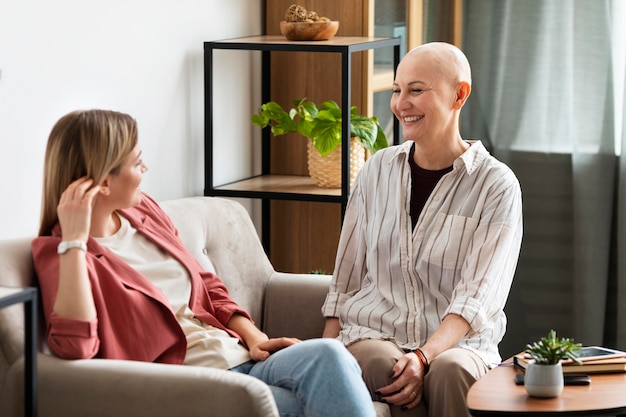 Mujer con cáncer de piel pasar tiempo con su amiga