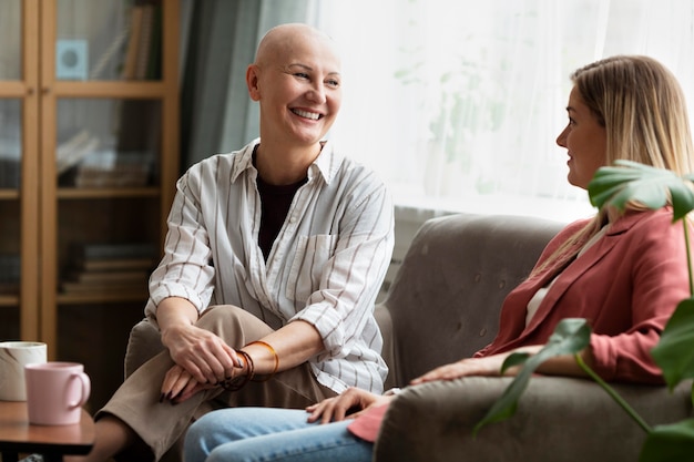 Foto gratuita mujer con cáncer de piel pasar tiempo con su mejor amiga