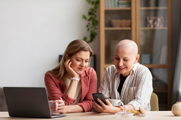 Mujer con cáncer de piel pasar tiempo con su mejor amiga