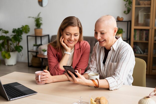 Mujer con cáncer de piel pasar tiempo con su mejor amiga