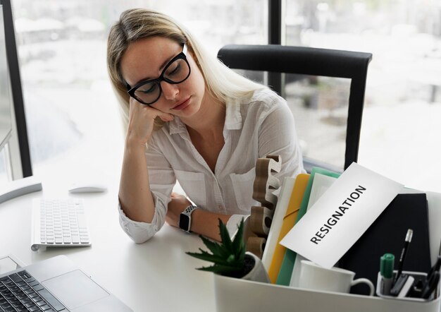 Mujer cansada de alto ángulo en el trabajo