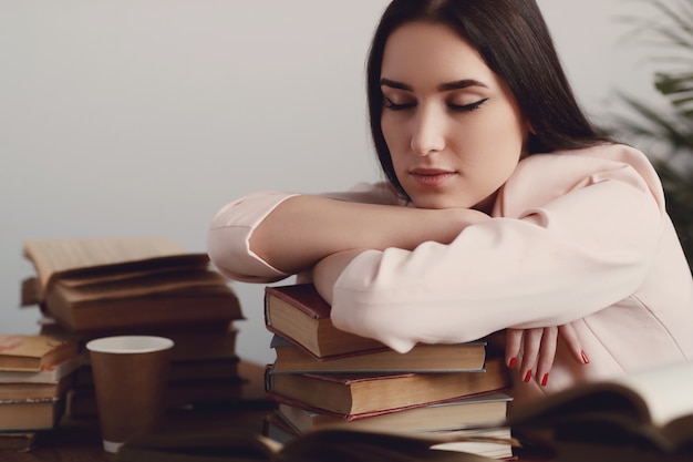 Mujer cansada en la biblioteca