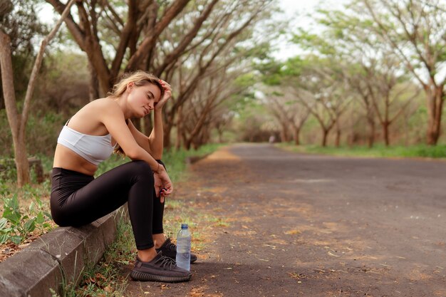 Mujer cansada después de correr. bali