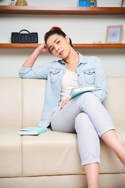 Mujer cansada de estudiar