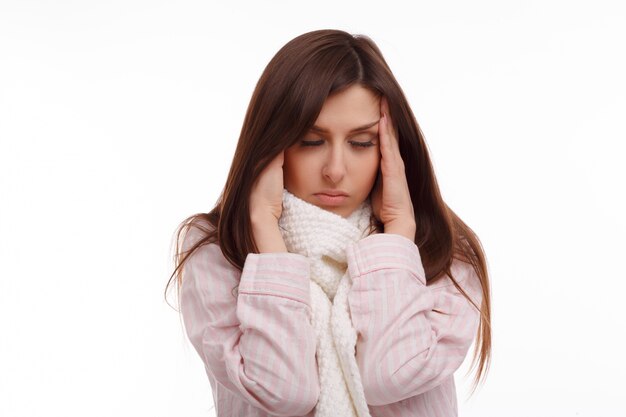 Mujer cansada con fiebre alta