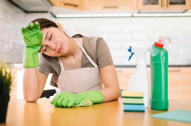 Mujer cansada con guantes