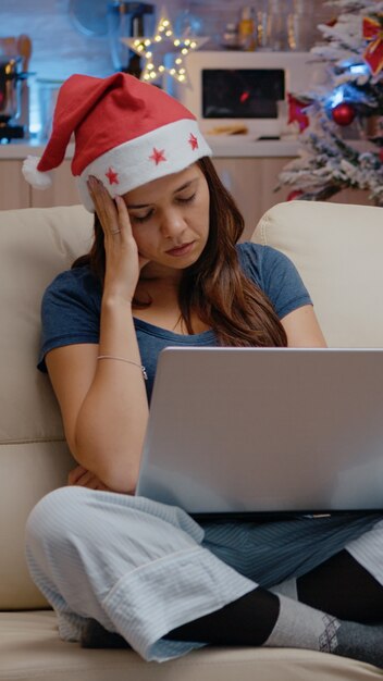 Mujer cansada quedarse dormido mientras trabaja en la computadora portátil