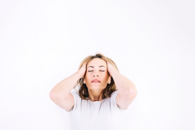 Foto gratuita mujer cansada tocando la cabeza