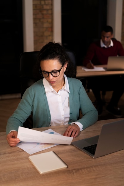 Foto gratuita mujer cansada trabajando hasta tarde por un plazo