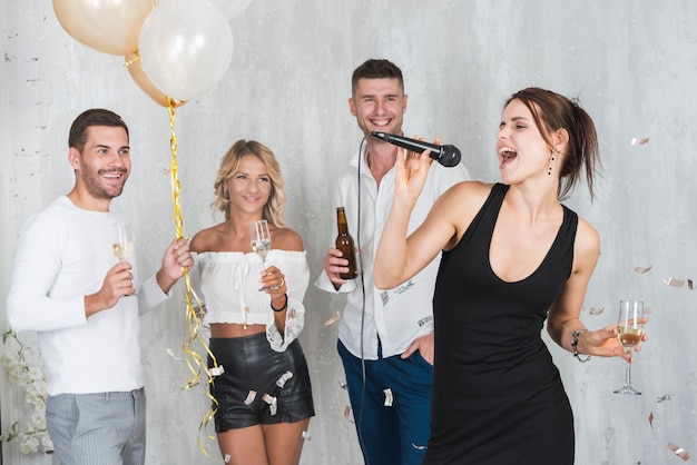 Mujer cantando en fiesta