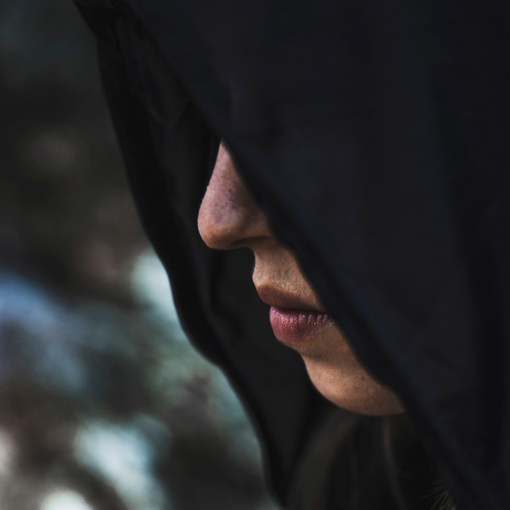 Foto gratuito mujer en capucha negra