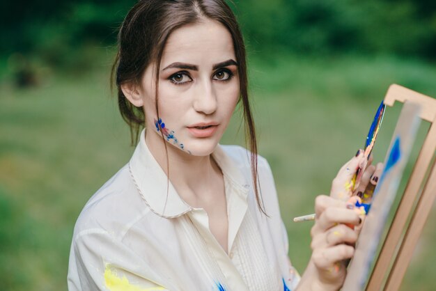 Mujer con la cara pintada de colores