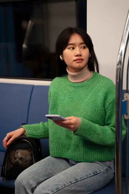 Mujer cargando a su mascota en el metro