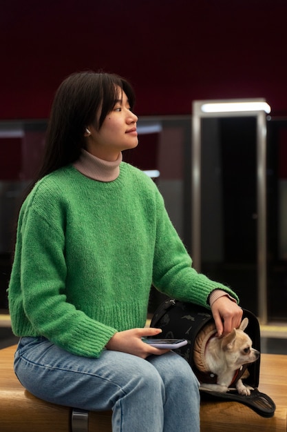 Mujer cargando a su mascota en el metro