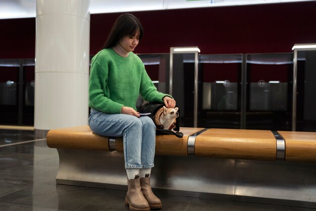 Mujer cargando a su mascota en el metro