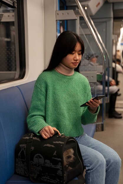 Mujer cargando a su mascota en el metro