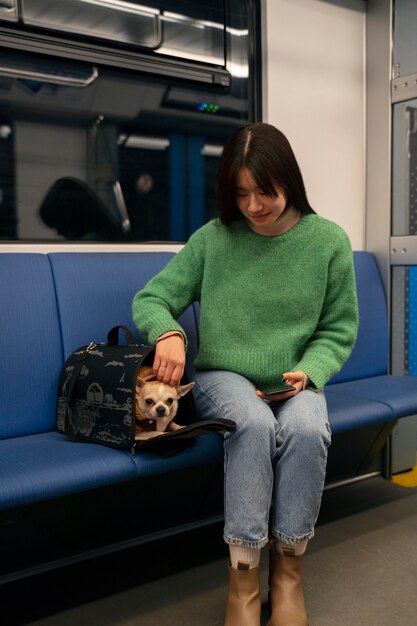 Mujer cargando a su mascota en el metro