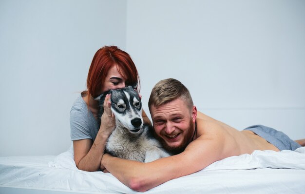 Mujer cariñosa besando a su perro