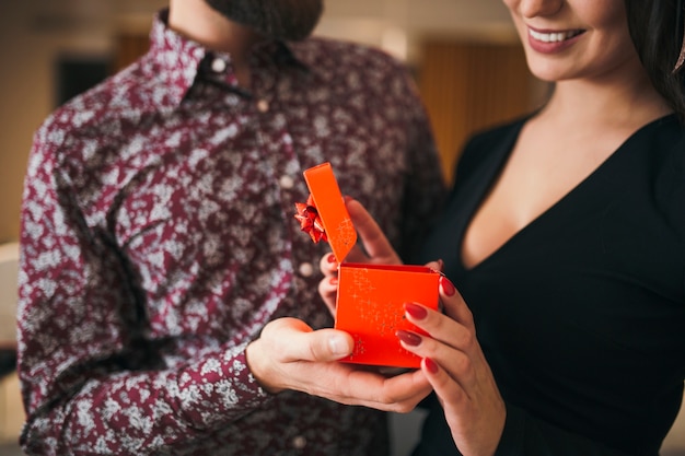 Foto gratuita mujer cariñosa emocionada con presente del hombre