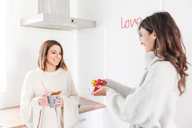 Mujer cariñosa haciendo presente a su novia