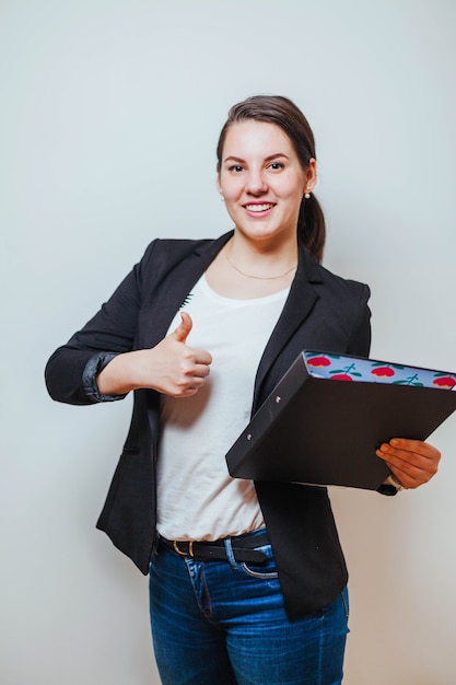 Foto gratuita mujer con la carpeta que muestra el pulgar para arriba