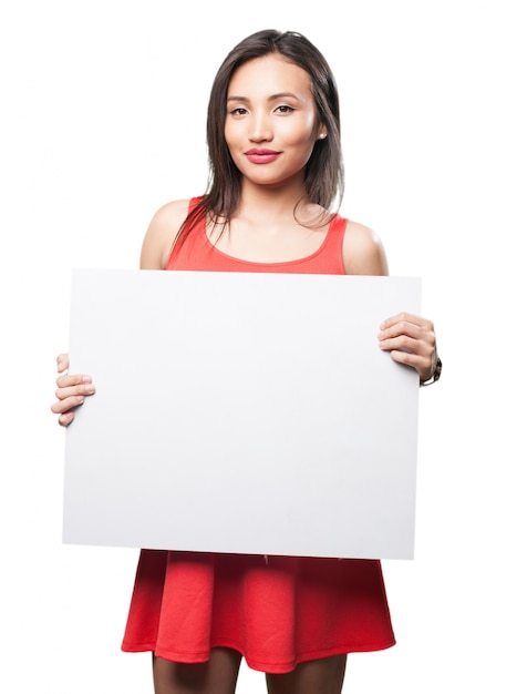 Mujer con un cartel