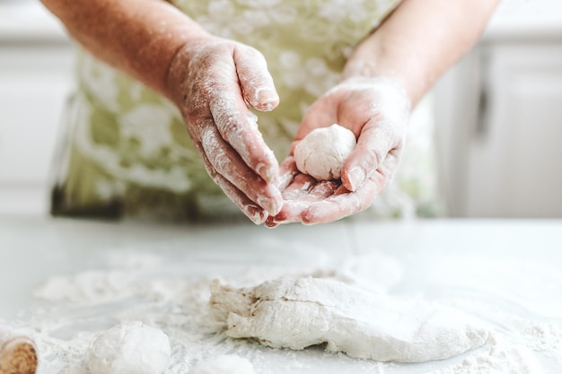 Mujer en casa amasando masa para cocinar pasta pizza o pan. Concepto de cocina casera. Estilo de vida